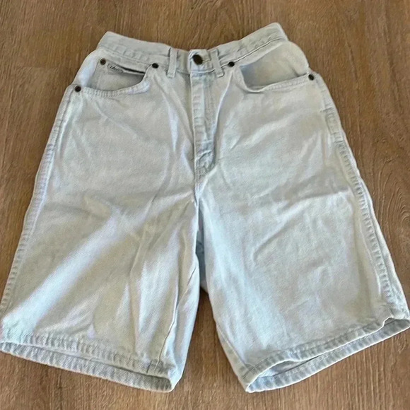 Chic Vintage High Waisted Acid Wash Mom Shorts Size 8 USA Made Denim Bermuda - Picture 2 of 7